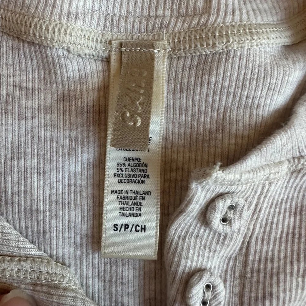 SKIMS Cotton Rib Long Sleeve Crop Henley - Picture 4 of 6